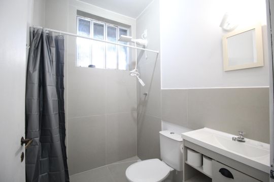 Banheiro de apartamento à venda com 2 quartos, 75m² em Rio Branco, Porto Alegre