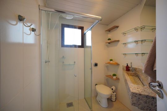 Banheiro de apartamento para alugar com 1 quarto, 60m² em Canasvieiras, Florianópolis