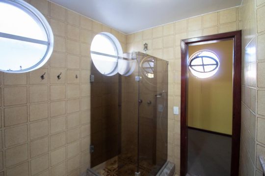 Banheiro da Suíte 1 de casa para alugar com 6 quartos, 700m² em Ouro Preto, Belo Horizonte