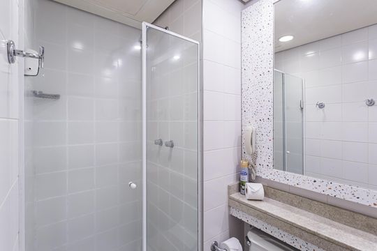 Banheiro de apartamento à venda com 1 quarto, 26m² em Indianópolis, São Paulo