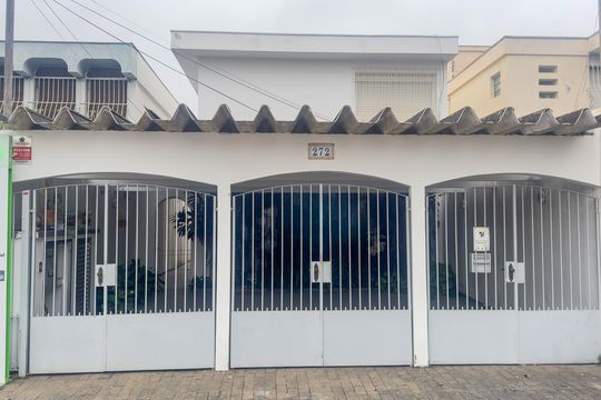Fachada de casa à venda com 3 quartos, 200m² em Vila Cordeiro, São Paulo