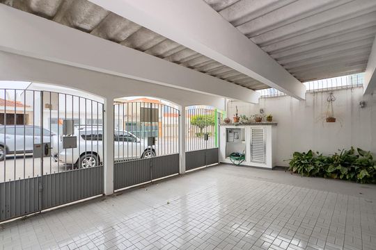 Garagem de casa à venda com 3 quartos, 200m² em Vila Cordeiro, São Paulo
