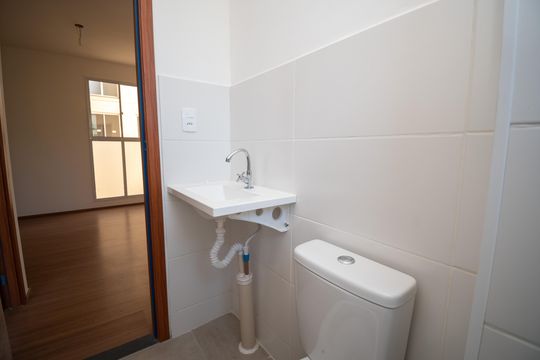 Banheiro de apartamento à venda com 2 quartos, 45m² em Praia, Contagem
