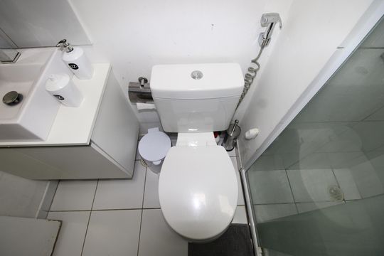 Banheiro de apartamento para alugar com 2 quartos, 48m² em Jardim das Oliveiras, São Paulo