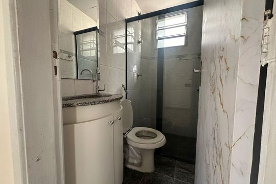 Banheiro social de apartamento para alugar com 3 quartos, 60m² em Silveira, Belo Horizonte