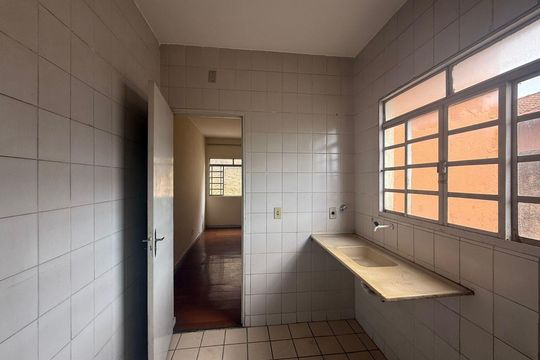 Cozinha de apartamento para alugar com 2 quartos, 55m² em Itapoã, Belo Horizonte