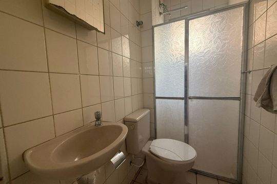 Banheiro de apartamento para alugar com 2 quartos, 55m² em Itapoã, Belo Horizonte