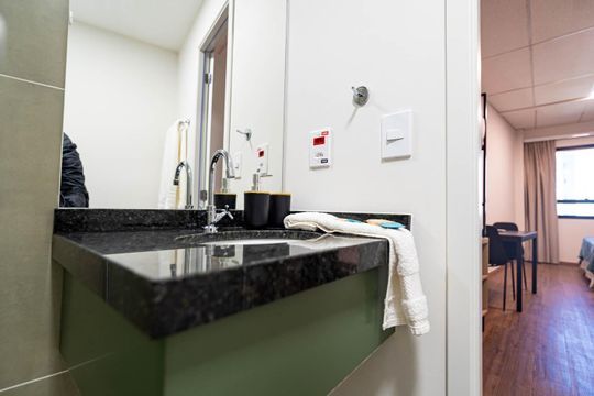 Banheiro de kitnet/studio para alugar com 1 quarto, 23m² em Centro Histórico de São Paulo, São Paulo
