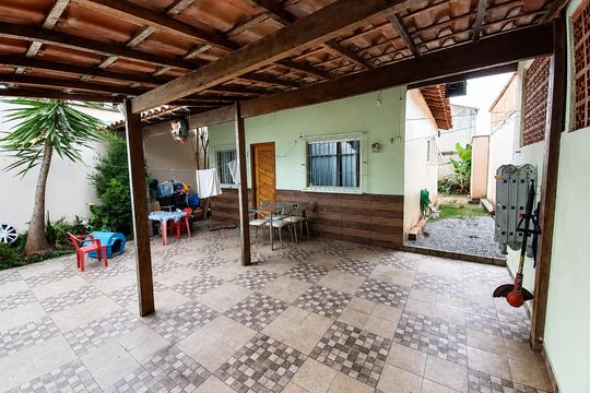 Área externa de casa à venda com 2 quartos, 150m² em Lundcéia, Lagoa Santa