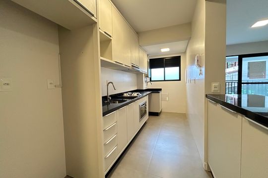 Cozinha de apartamento para alugar com 3 quartos, 99m² em Saco Grande, Florianópolis