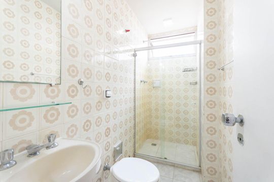 Banheiro de apartamento à venda com 1 quarto, 56m² em Tijuca, Rio de Janeiro