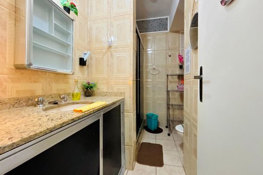 Banheiro social de apartamento à venda com 3 quartos, 92m² em Copacabana, Rio de Janeiro