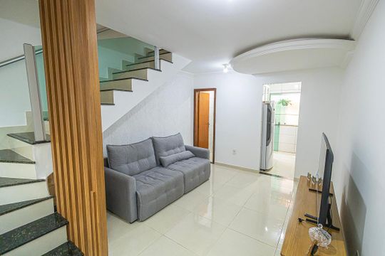 Sala de casa de condomínio à venda com 2 quartos, 115m² em Jardim Guanabara, Belo Horizonte