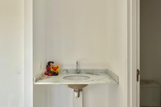Banheiro de apartamento à venda com 1 quarto, 34m² em Parque Industrial, Campinas