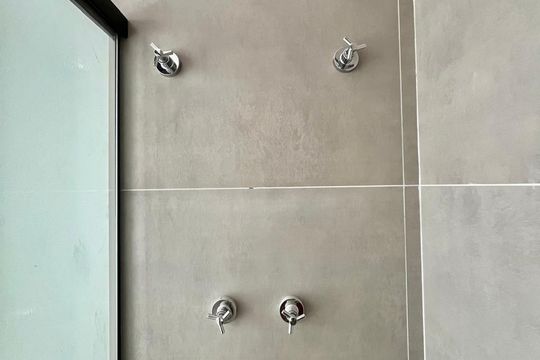 Banheiro de apartamento à venda com 1 quarto, 34m² em Parque Industrial, Campinas