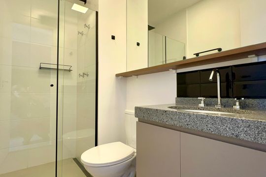 Banheiro de kitnet/studio para alugar com 1 quarto, 26m² em Pinheiros, São Paulo