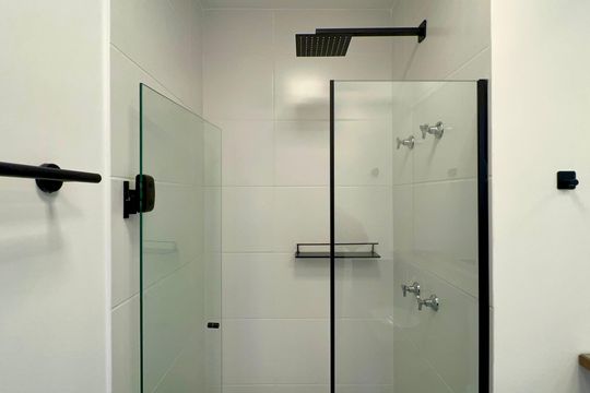 Banheiro de kitnet/studio para alugar com 1 quarto, 26m² em Pinheiros, São Paulo