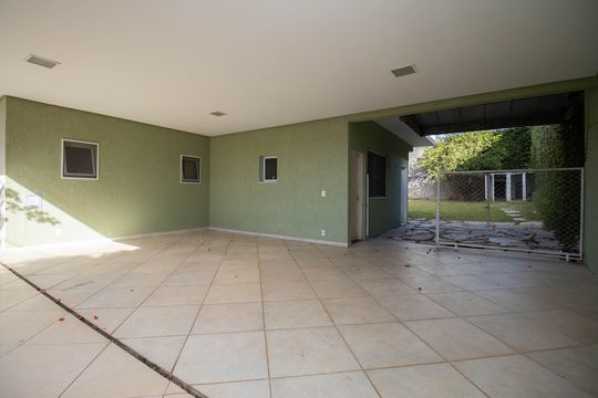 Garagem de casa de condomínio para alugar com 4 quartos, 485m² em Condomínio Quintas do Sol, Brasília