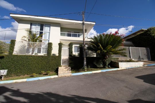 Fachada de casa de condomínio para alugar com 4 quartos, 485m² em Condomínio Quintas do Sol, Brasília