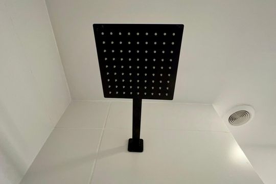 Banheiro de kitnet/studio para alugar com 1 quarto, 26m² em Pinheiros, São Paulo