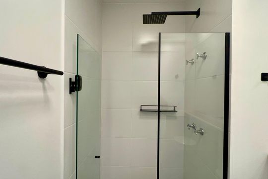 Banheiro de kitnet/studio para alugar com 1 quarto, 26m² em Pinheiros, São Paulo