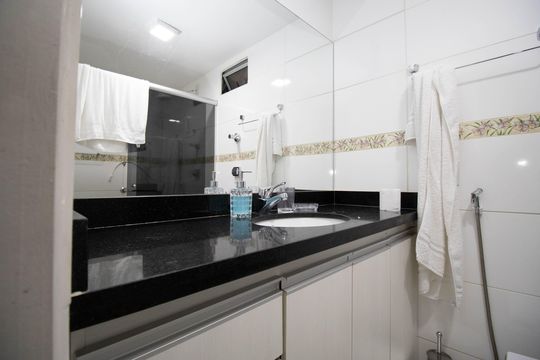 Banheiro da Suíte de apartamento para alugar com 3 quartos, 115m² em Sqs 302, Brasília
