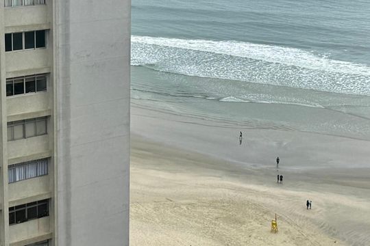 Vista de apartamento para alugar com 3 quartos, 95m² em Barra Funda, Guarujá