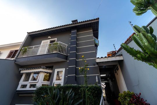 Fachada de casa à venda com 5 quartos, 260m² em Água Fria, São Paulo