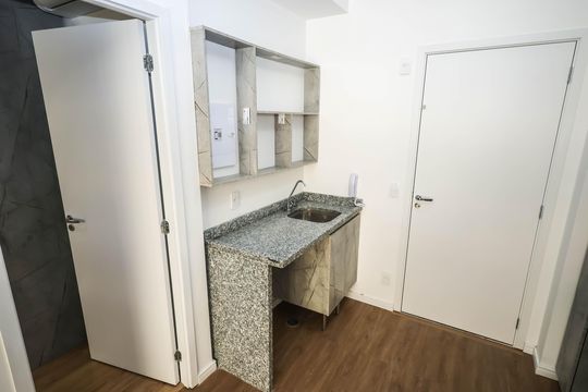Cozinha de kitnet/studio para alugar com 1 quarto, 28m² em Liberdade, São Paulo