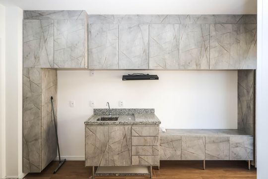 Cozinha de kitnet/studio para alugar com 1 quarto, 28m² em Liberdade, São Paulo