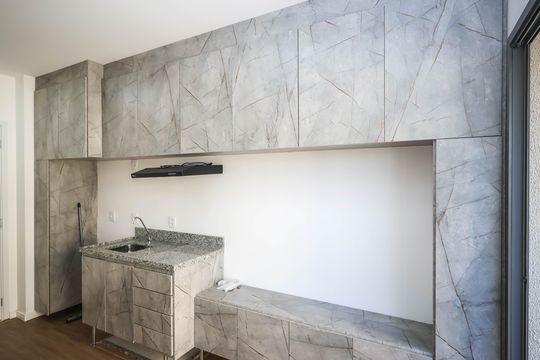 Cozinha de kitnet/studio para alugar com 1 quarto, 28m² em Liberdade, São Paulo
