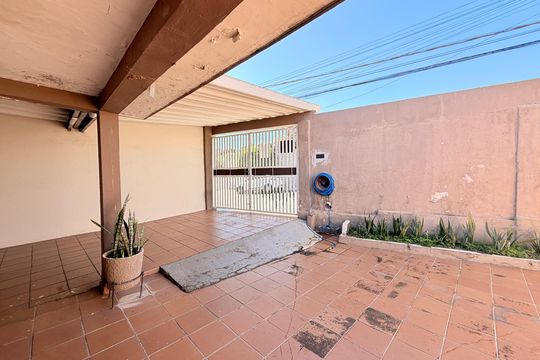 Garagem e frente da casa de casa à venda com 3 quartos, 200m² em Jardim Pacaembu, Jundiaí