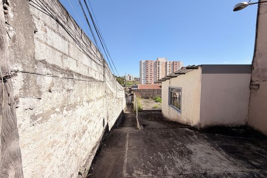 Quintal com mais 2 casas de casa à venda com 3 quartos, 200m² em Jardim Pacaembu, Jundiaí