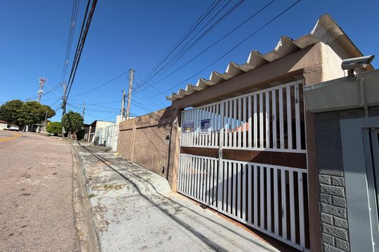 Plaquinha instalada GYZU-612 - Fachada da casa de casa à venda com 3 quartos, 200m² em Jardim Pacaembu, Jundiaí