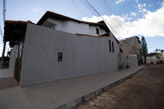 Fachada de casa de condomínio para alugar com 7 quartos, 450m² em Jardim Botânico, Brasília