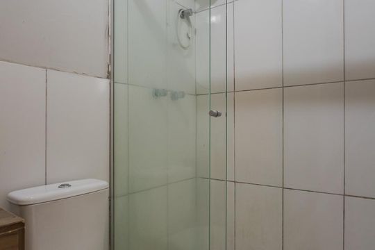 Banheiro de apartamento para alugar com 2 quartos, 43m² em Jardim Dona Leopoldina, Porto Alegre