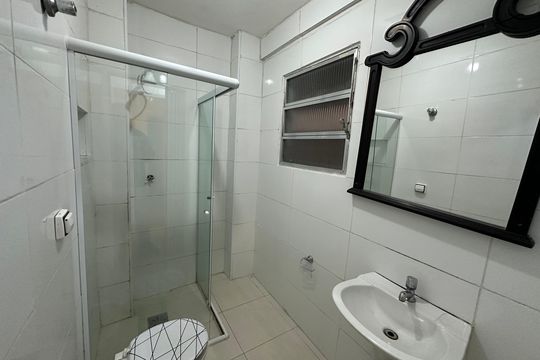 Banheiro de apartamento para alugar com 1 quarto, 40m² em Parque Prainha, São Vicente