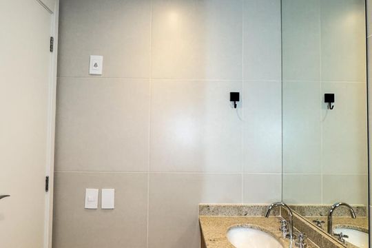 Banheiro da Suíte de apartamento para alugar com 2 quartos, 107m² em Jardim das Acacias, São Paulo