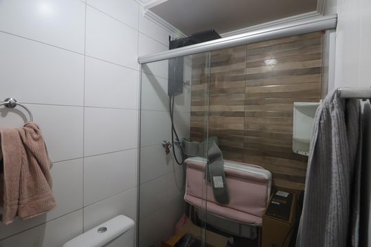 Banheiro de apartamento à venda com 2 quartos, 61m² em Niterói, Canoas