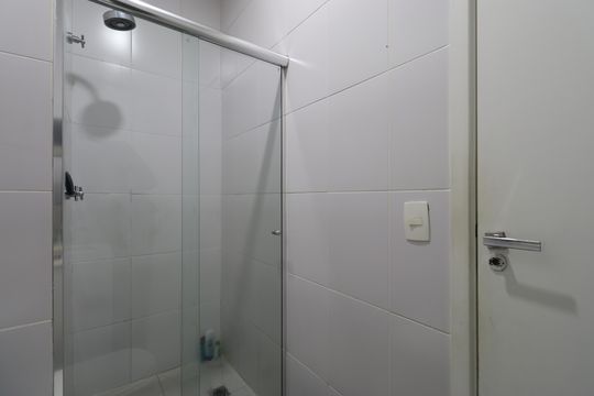 Banheiro de kitnet/studio para alugar com 1 quarto, 96m² em Pompeia, São Paulo