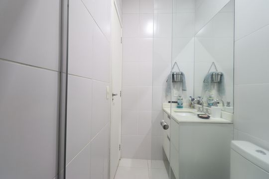 Banheiro de kitnet/studio para alugar com 1 quarto, 96m² em Pompeia, São Paulo