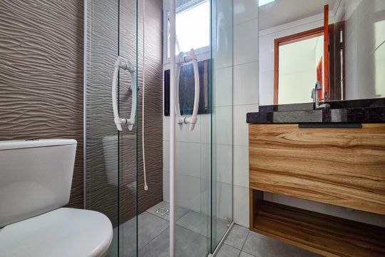 Banheiro de casa de condomínio para alugar com 2 quartos, 74m² em Nova Mirim, Praia Grande