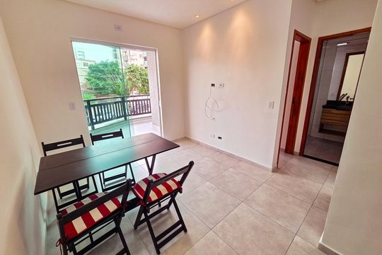 Sala de casa de condomínio para alugar com 2 quartos, 74m² em Nova Mirim, Praia Grande