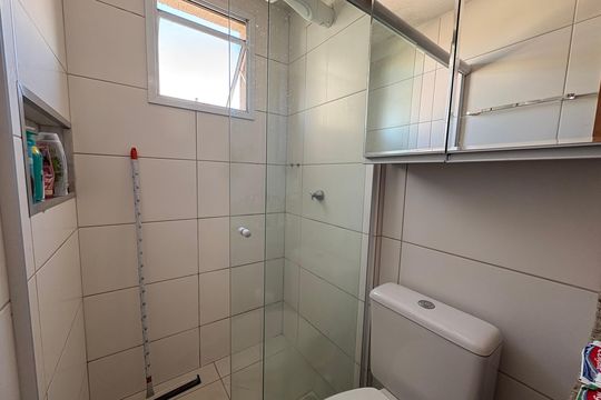 Banheiro da Suíte 1 de apartamento para alugar com 2 quartos, 64m² em Vila Rosa, Goiânia
