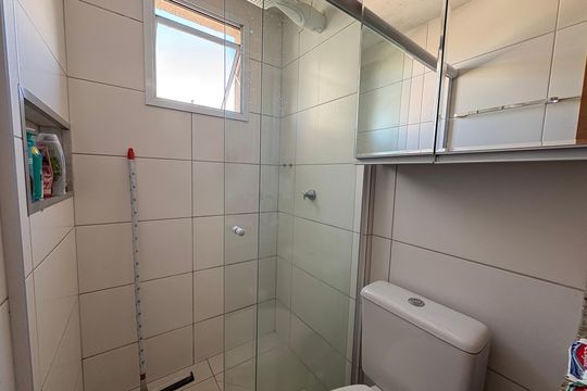 Banheiro da Suíte 1 de apartamento para alugar com 2 quartos, 64m² em Vila Rosa, Goiânia