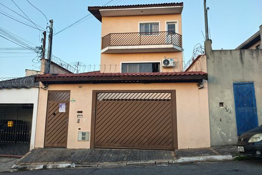 Fachada de casa à venda com 6 quartos, 244m² em Vila Constança, São Paulo
