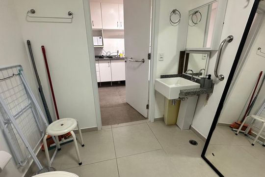 Banheiro social de kitnet/studio à venda com 1 quarto, 30m² em Campo Belo, São Paulo
