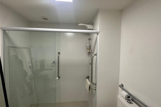 Banheiro social de kitnet/studio à venda com 1 quarto, 30m² em Campo Belo, São Paulo