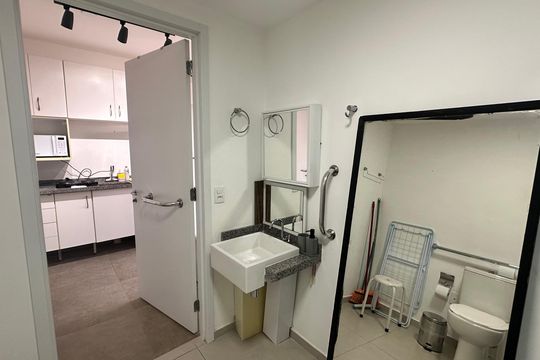 Banheiro social de kitnet/studio à venda com 1 quarto, 30m² em Campo Belo, São Paulo