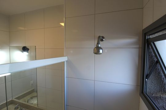 Banheiro de kitnet/studio à venda com 1 quarto, 27m² em Indianópolis, São Paulo